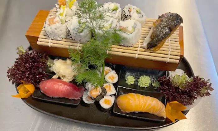 Lass dich überraschen: Sushi Platte für 2 bis 4 Personen
