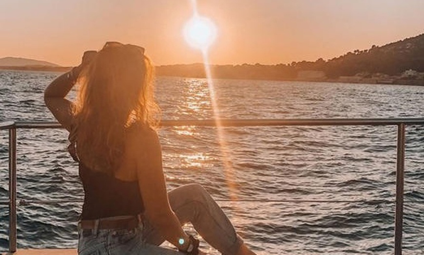 Image 8: Excursión de 2 horas en catamarán al atardecer con cena y copa de cava