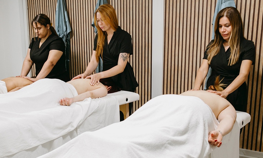 Image 4: Masaje con técnica a elegir o Beauty party para 3 o 4 personas 