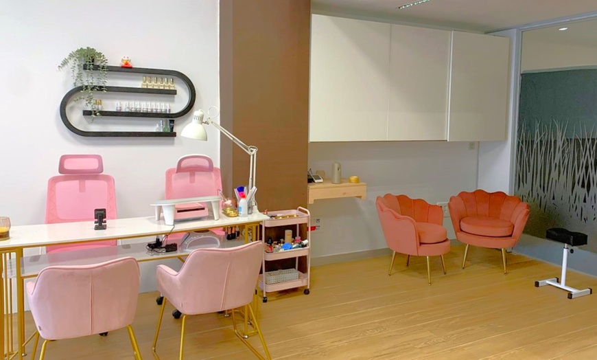 Image 3: Manicura, pedicura o ambas con esmaltado normal o semipermanente