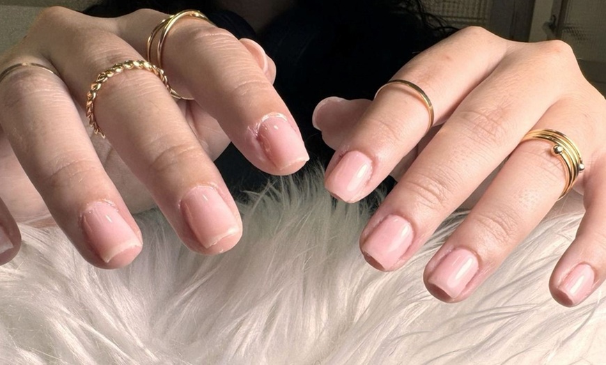 Image 2: Manicura o pedicura normal o semipermanente con diseño en 1 uña