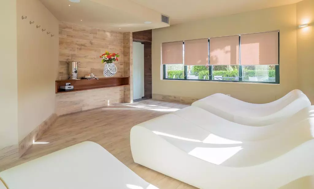 Siena 4*: camera Classic con colazione o mezza pensione, Spa e drink