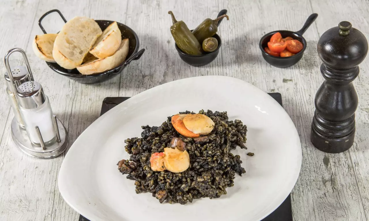 Menú mediterráneo para 2 o 4 con postres y vino con vistas al mar