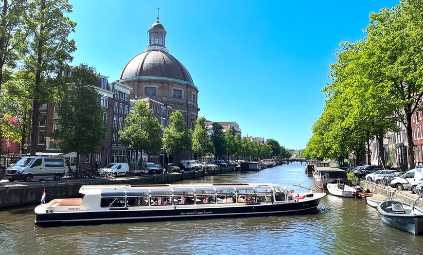 Image 1: Rondvaart van 75 minuten door Amsterdam met daarna een burgermenu