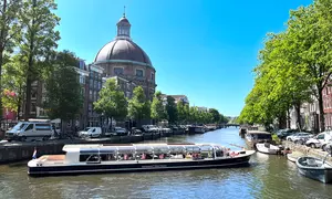 75 minuten rondvaart door Amsterdam mét live commentaar en daarna een burgermenu bij restaurant Smaaqt, korting tot 31%