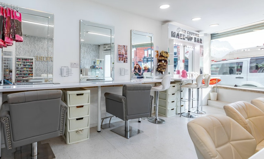 Image 4: Spray Tan with a Wax and Tint