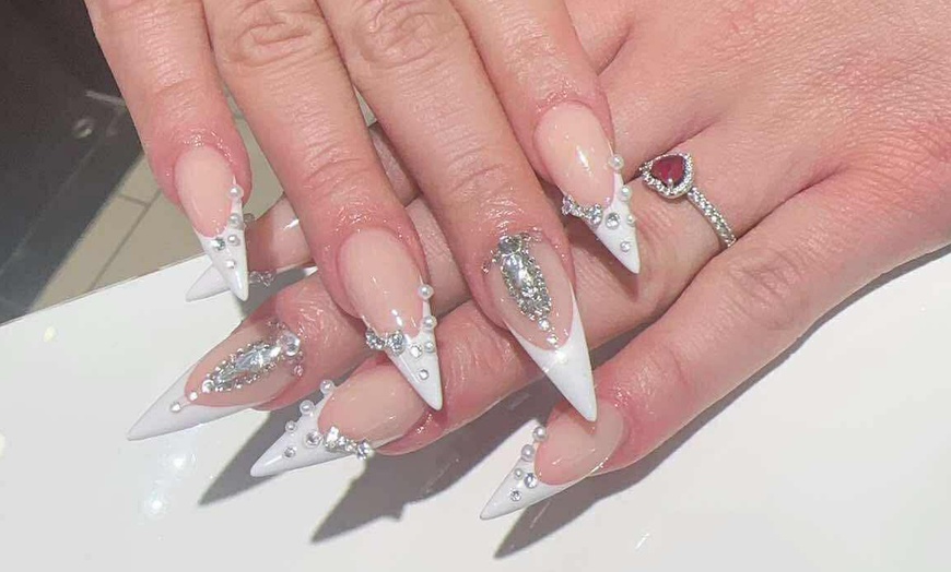 Image 4: 65 Min. Basic oder Premium Mani- und Pediküre für 1 Person