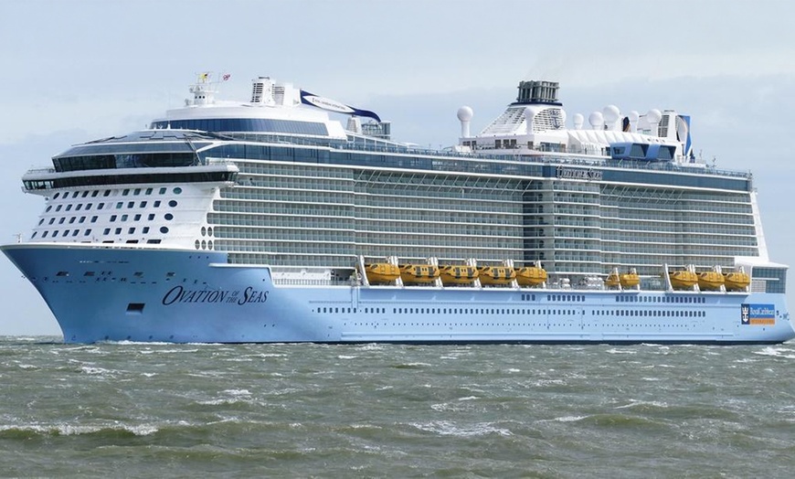 Image 7: 7-Night Getaway for Two with Hotel Stay, Flights & Singapore Cruise