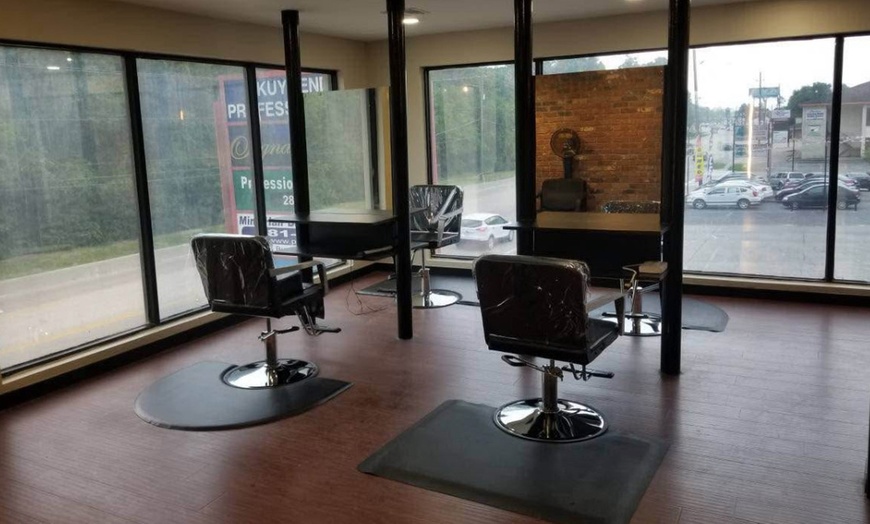 Image 3: Revitalize with a 60-Minute Signature Custom Facials