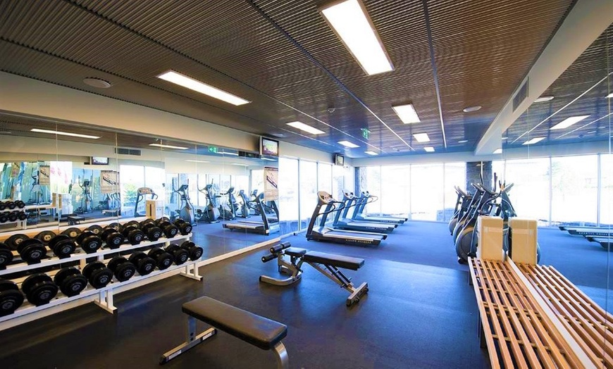 Image 2: Torquay: 4,5* 2-Night Beachside Stay