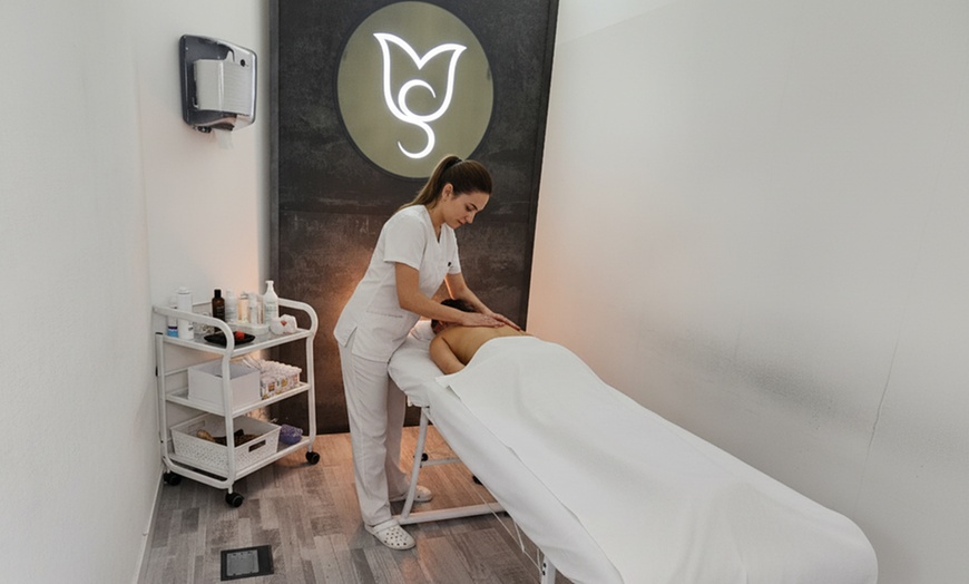 Image 2: Masaje de 30 o 60 minutos a elegir entre distintas disciplinas