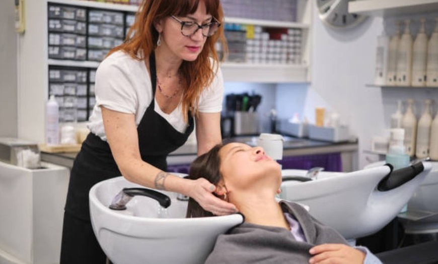 Image 2: Sesión de peluquería con opción a tinte, mechas o  balayage para 1 