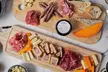 Dégustation de vins et plateau de charcuterie et de fromage pour 2 pers. à R'wine - food (jusqu'à 40% de remise) - Second Medium