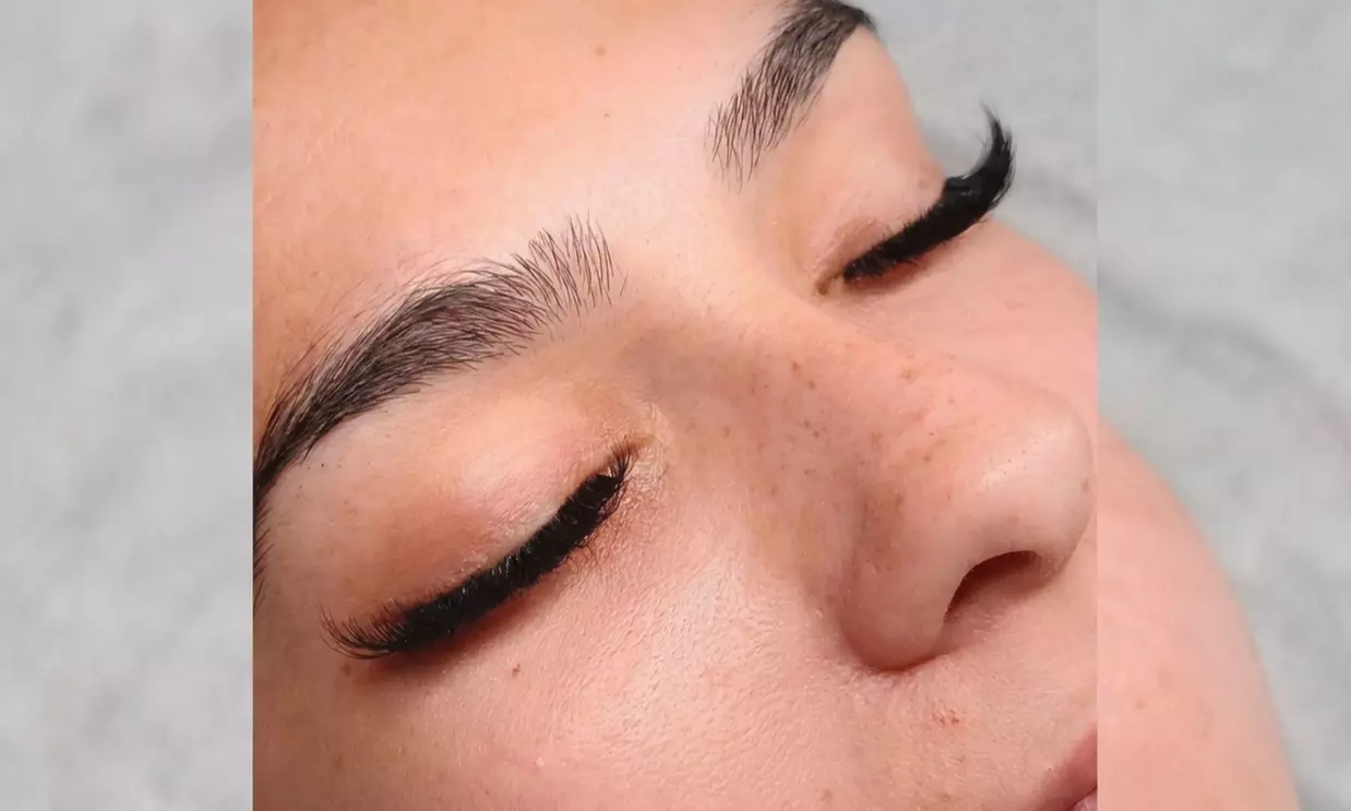 Extensión de pestañas con efecto híbrido o rímel, volumen 5D o foxy eyes, hasta un 50% de descuento - Primary Image