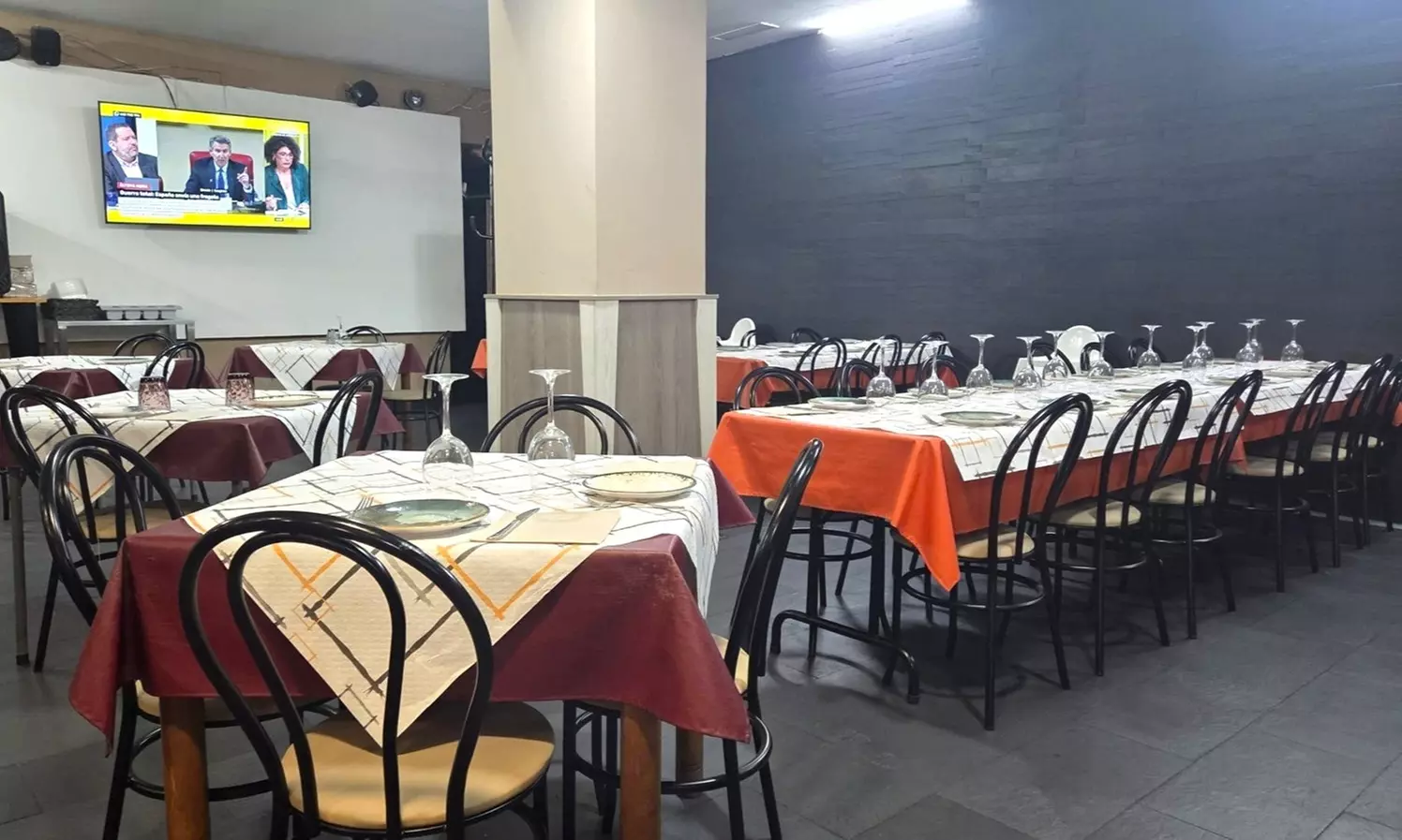 Menú con 6 raciones, postres y botella de vino para hasta 5 personas