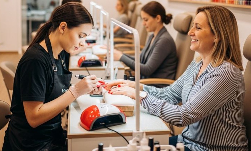Image 1: 1 o 3 sesiones de manicura o pedicura para 1 persona