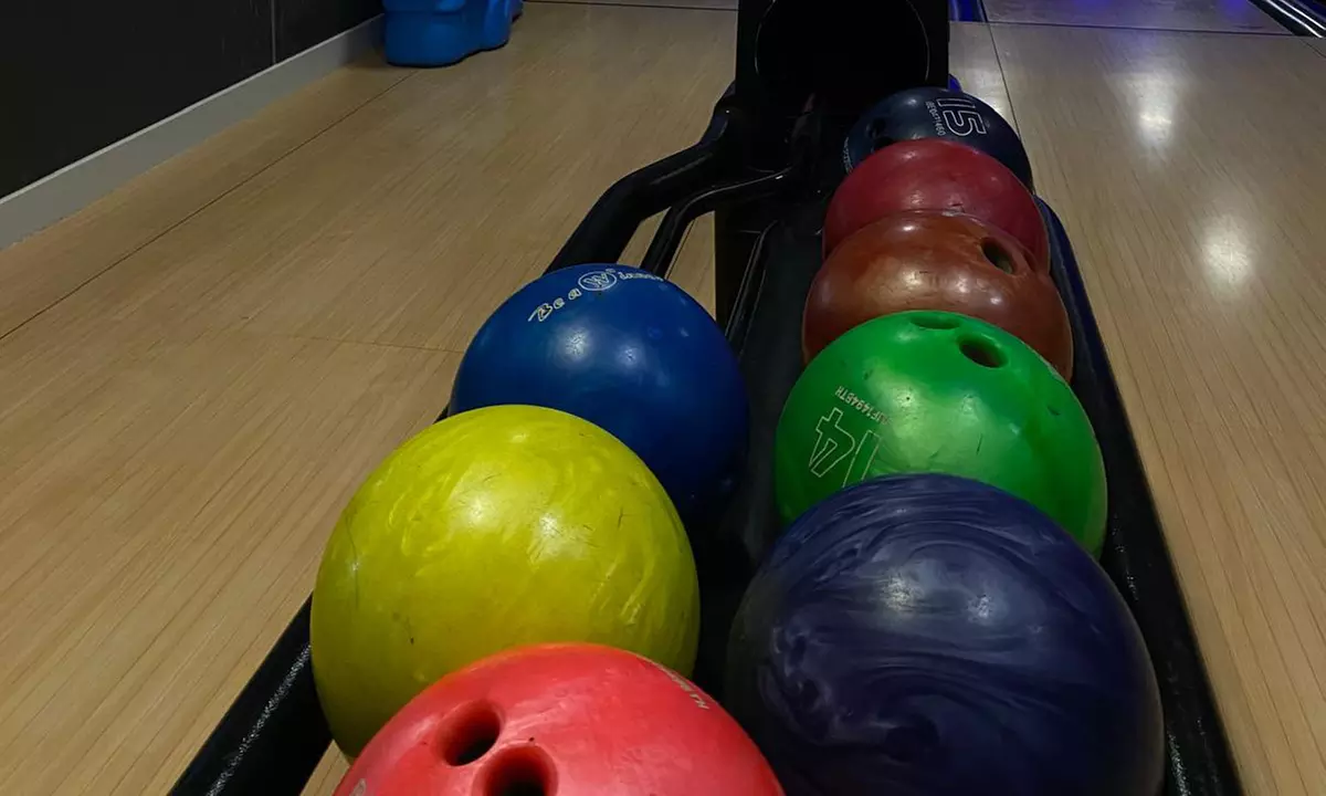 Ekscytujący bowling: godzinne wynajęcie toru dla maks. 6 osób
