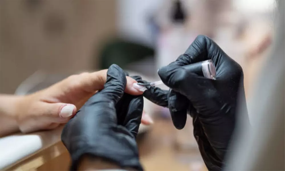 Manicura semipermanente o puesta de uñas de cristal o acrigel