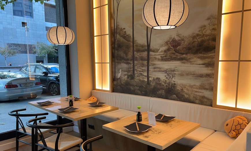 Image 2: Menú de sushi con piezas a elegir y bebidas para 2 o 4 personas