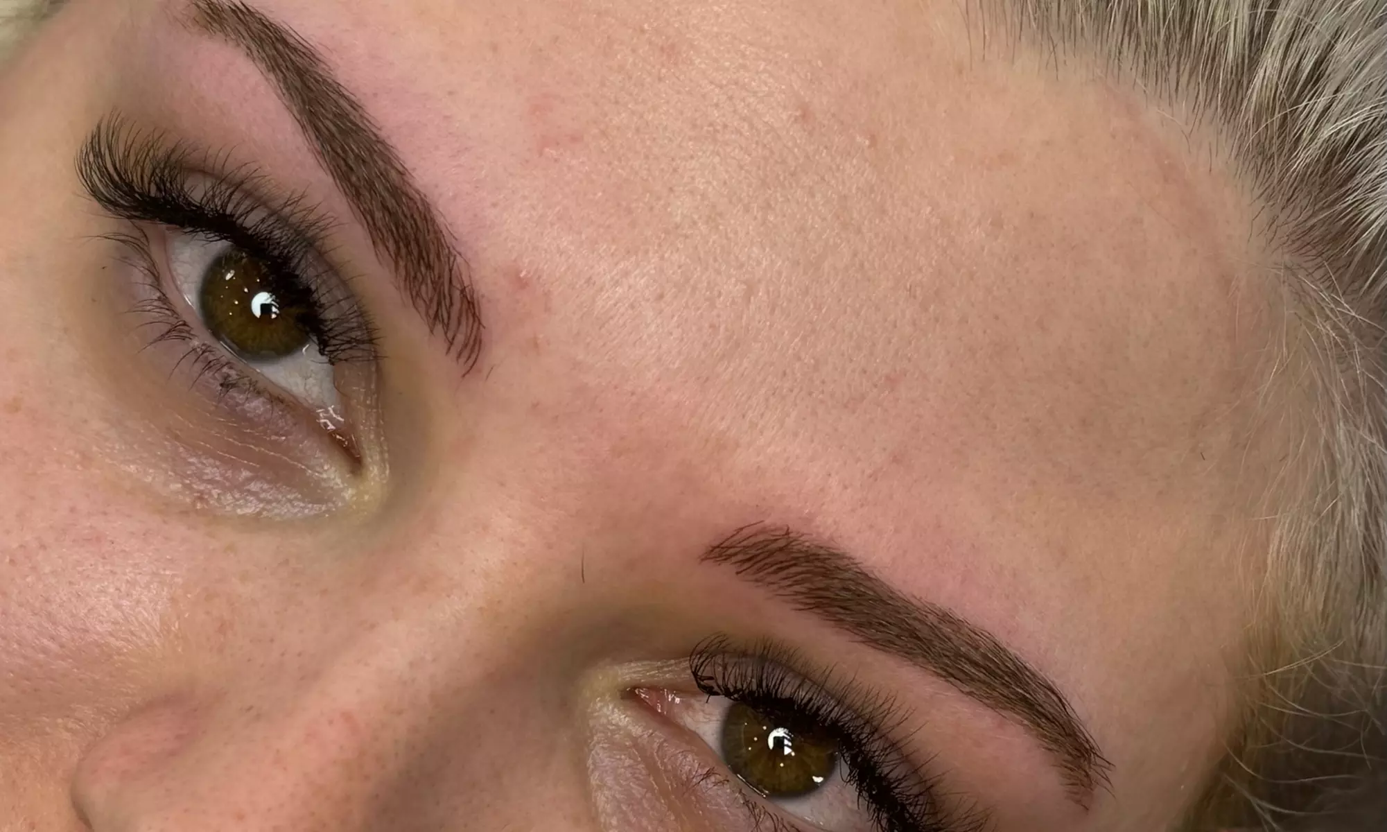 Microblading, Ombre/Powder Brows oder Kombi-Brows inkl. Nachbehandlung