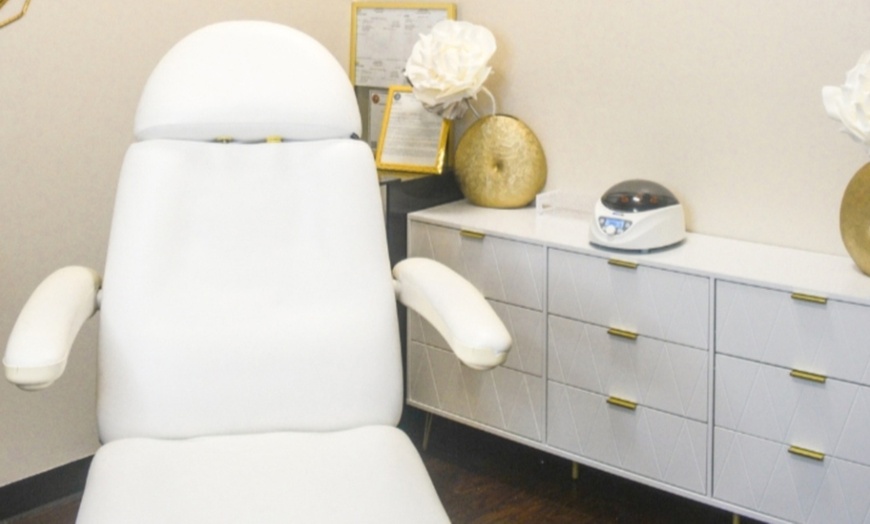 Image 4: Revitalize Your Look: 20, 30 or 40 Units of Botox