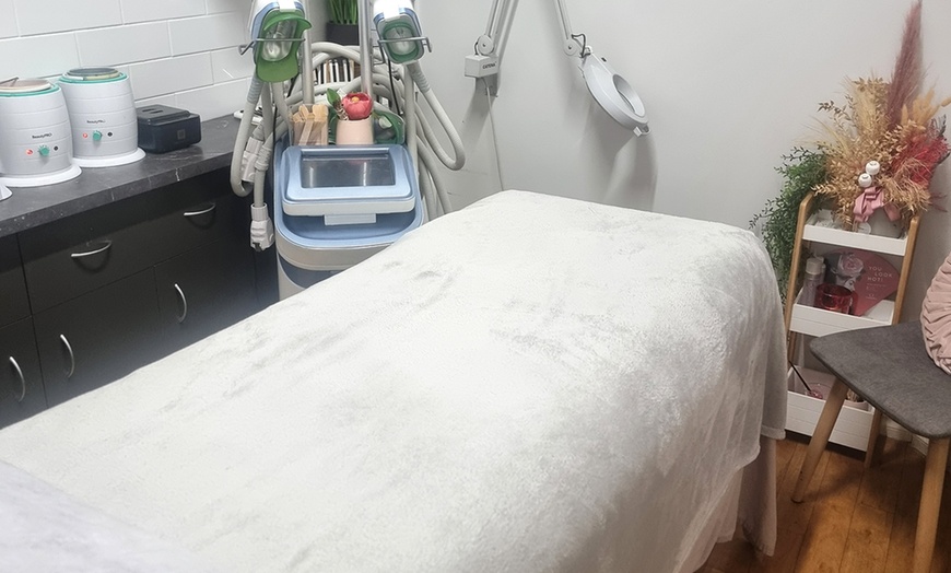 Image 3: 60-Mins Cryolipolysis Fat Freezing Session at Spoilt Rotten Falcon