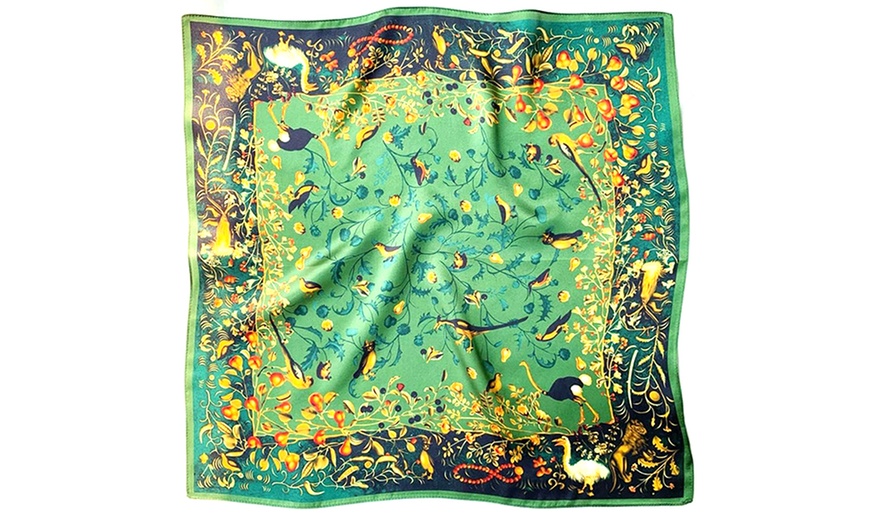 Image 17: Foulard en soie avec motif 