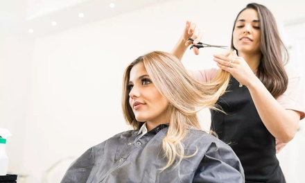 Shampoing, coupe, et brushing sur cheveux longs