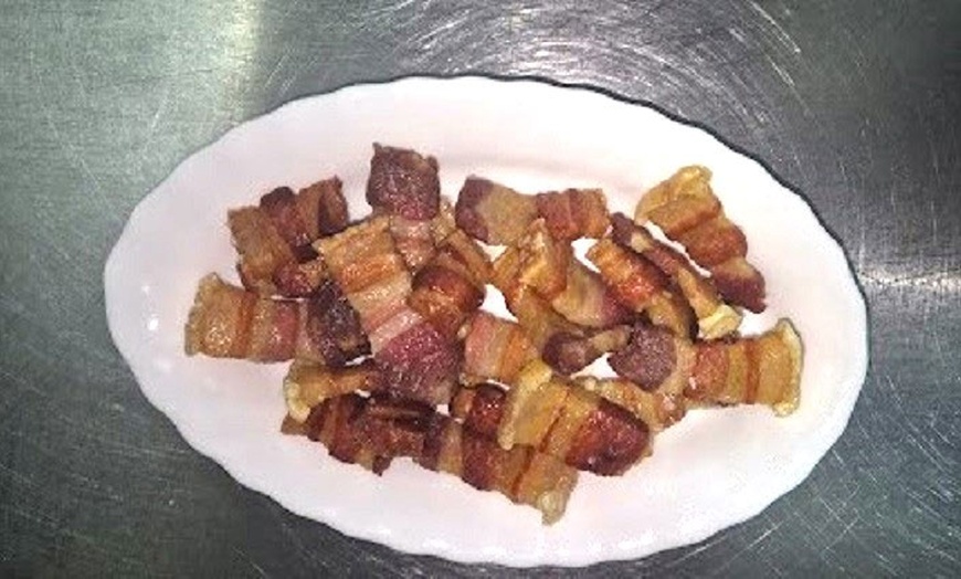 Image 4: Menú con entrante, principal, postre y botella de vino