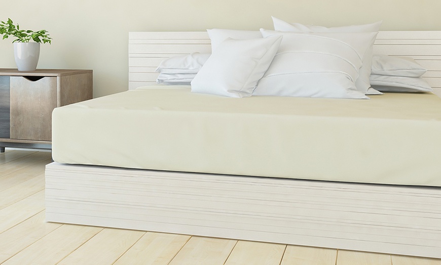 Image 12: Lenzuolo sotto con angoli in microfibra Made in Italy