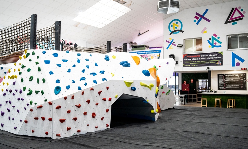 Image 18: Escalada libre o en familia con material y 1 h de profesor incluido