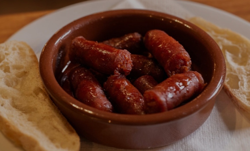 Image 4: ¡Hora de tapear! Menú de tapas para 2 o 4 personas con bebida y postre