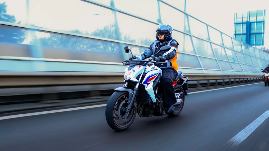 Tijd om gas te geven met een rijbewijs in de pocket: tot 57% korting op motorrijlessen in Rotterdam en Rijswijk - Second Medium