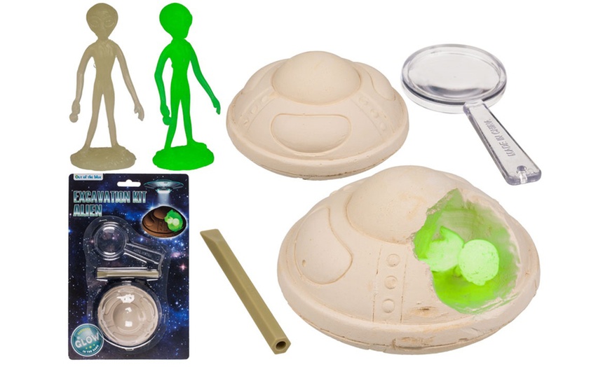 Image 1: 1 of 2 kits opgraving "Glow in the Dark Alien"