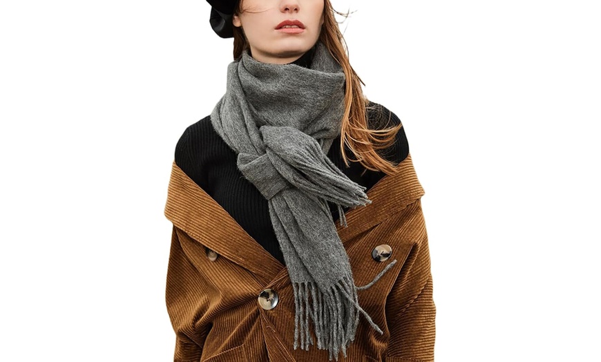 Image 12: Bufanda de lana con flecos