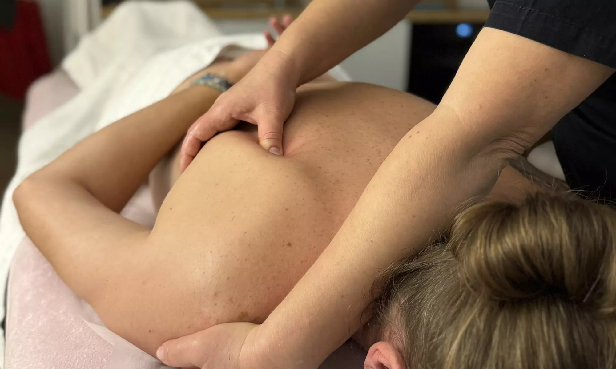 Zanurz się w relaksie, wybierając spośród szerokiej gamy masaży