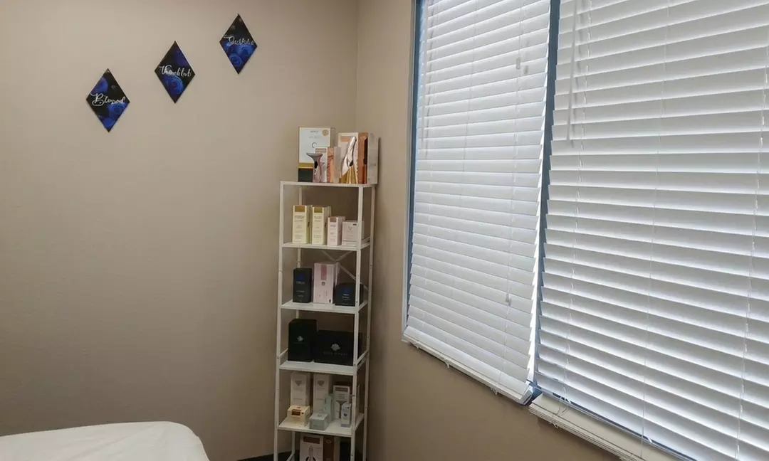 Glow Intro Facial Sessions with Customized Mask & LED Light Therapy