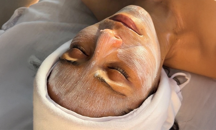 Image 1: Pause précieuse à Bordeaux : massage au choix, soin visage en option
