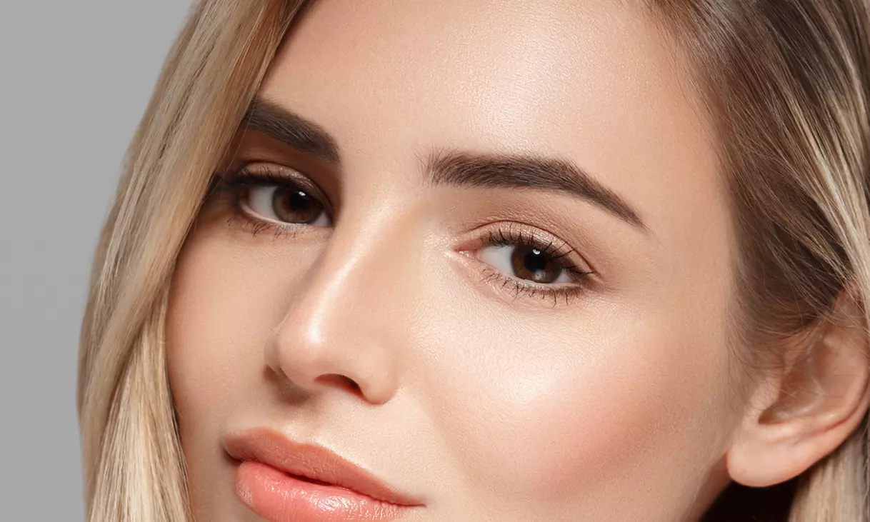 Perfekcyjne brwi na wyciągnięcie ręki: laminacja, farbowanie i regulacja dla podkreślonego spojrzenia (do -48%) - Primary Image