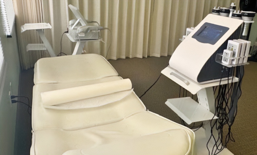 Image 2: Deluxe Hydro Facial Packages for Glowing Skin