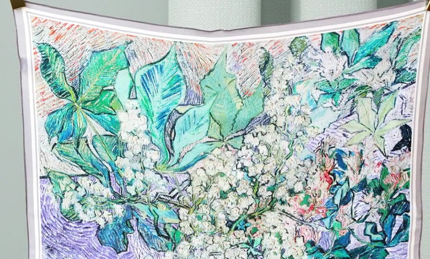 Image 20: Foulard en soie avec motif 