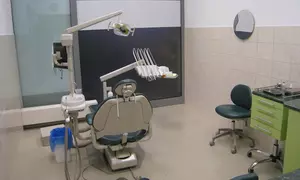 Aparat ortodontyczny metalowy lub porcelanowy dla pięknego uśmiechu