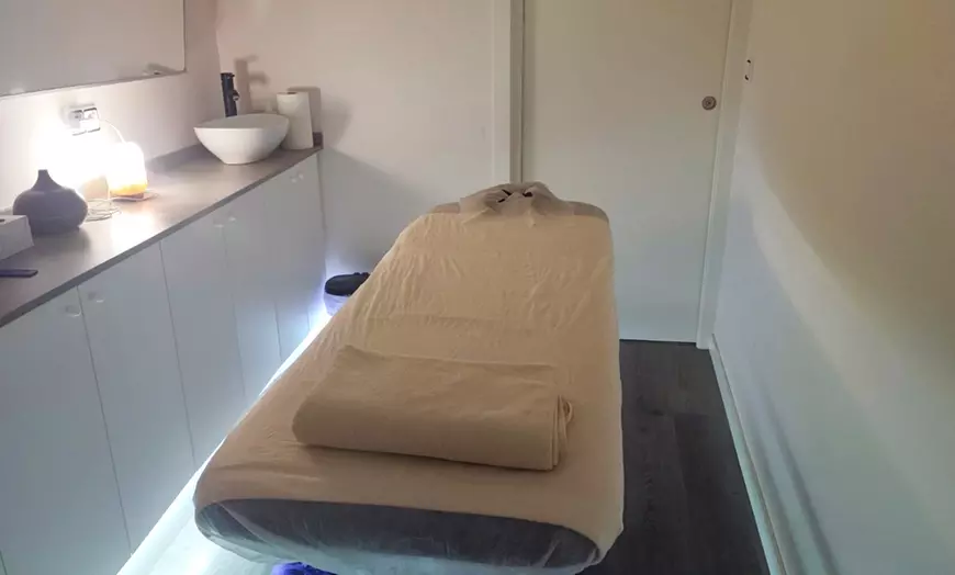 Image 5: Masaje sueco o relajante de 45 o 60 min, con opción craneocervical