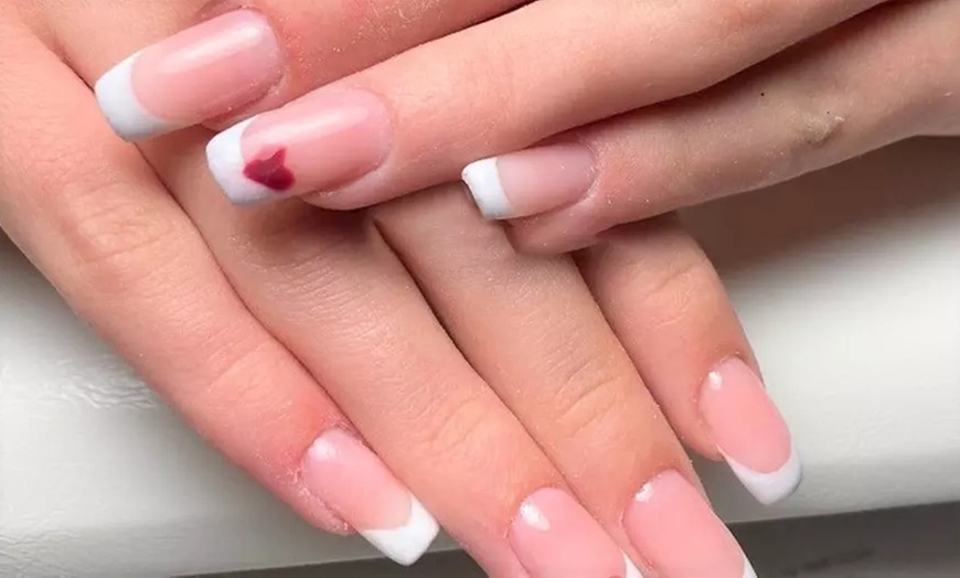 Image 10:  2 sesiones de manicura, pedicura o ambas clásica o francesa para 1