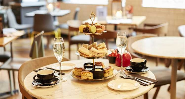 Afternoon Tea for Two or Four in London – Tasty Delights with Prosecco