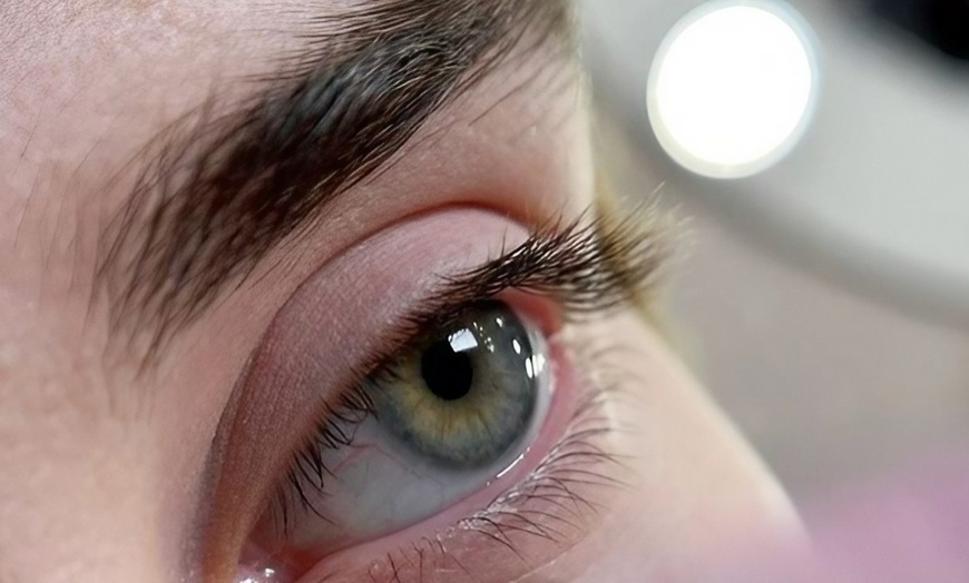 Image 4: Mirada a punto: lifting y tinte, extensiones, laminado de cejas y más
