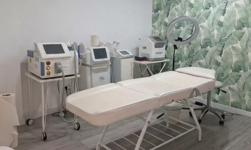 Tratamiento facial Hollywood Peel con mascarilla de carbón activo