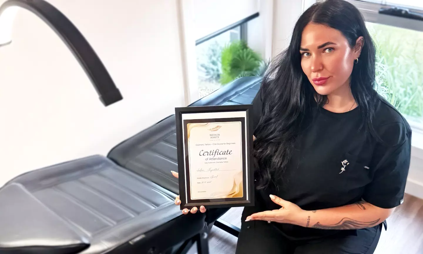 Effortless Beauty: Smudge-Proof Powder Brows & Lasting Lip Blushes