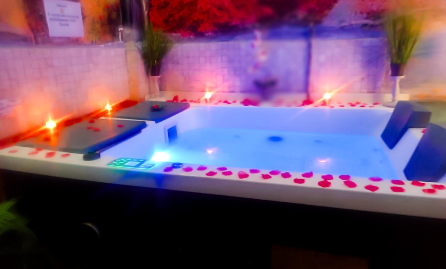 Image 2: Hidromasaje privado con comida o cena para 2 con cava y bombones
