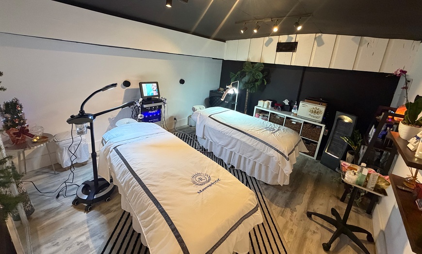 Image 2: Luxury Spa Package: 60 or 90-Min Pamper Session with Massage & Facial